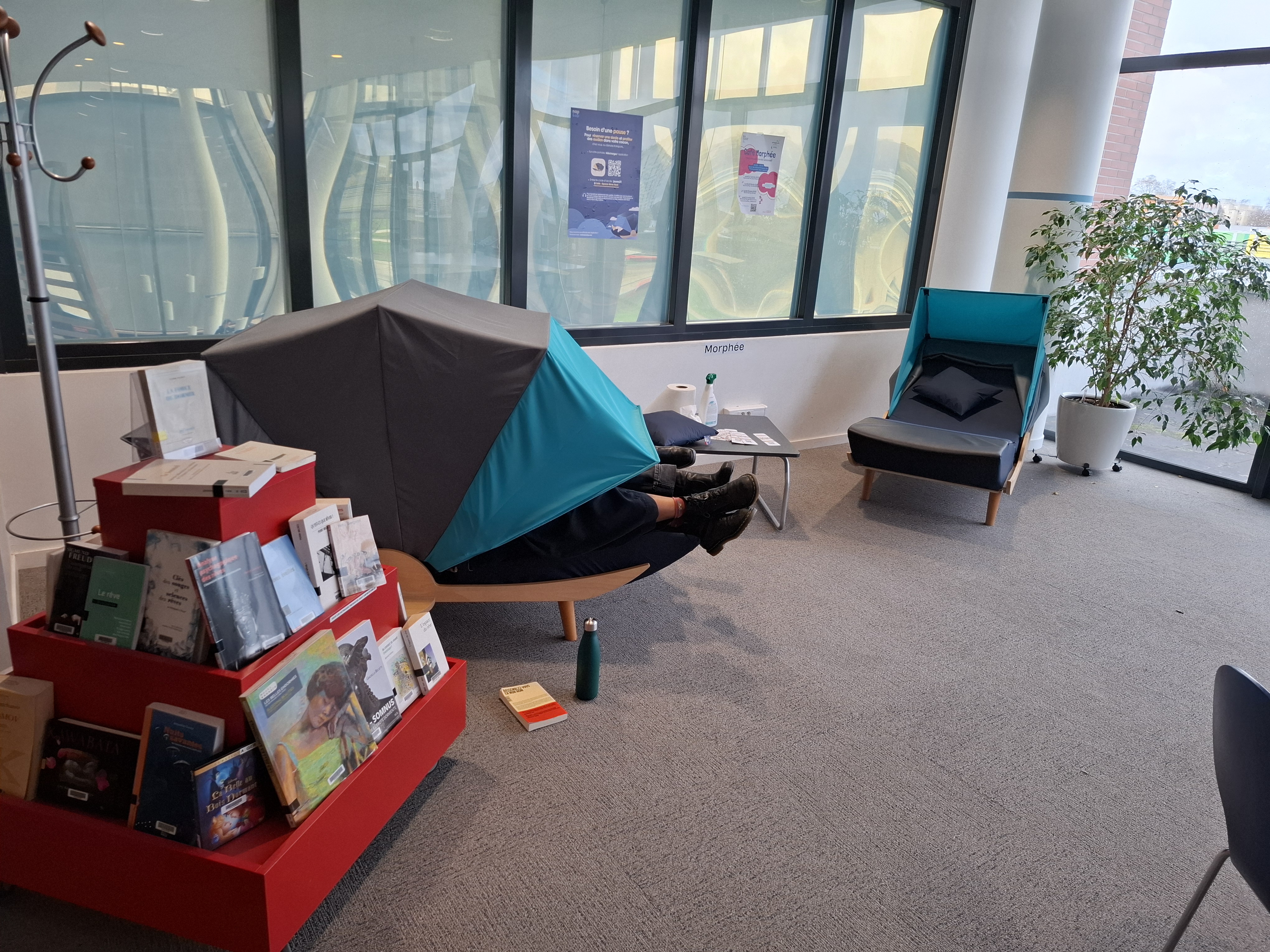 Cocons de sieste ou mobilier permettant de s'allonger en rabaissant une capote coulissante pour se protéger des regards