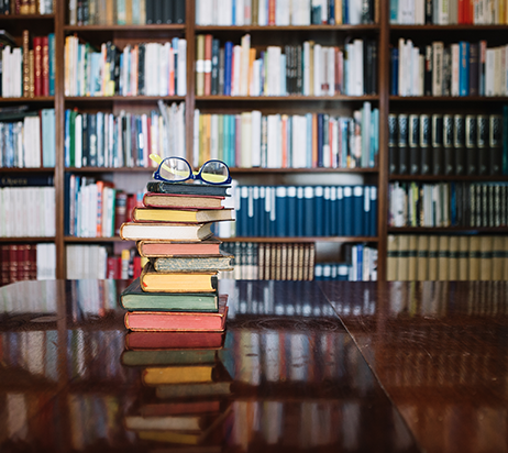 Livres empilés sur table