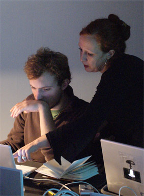 Une bibliothécaire aidant un étudiant devant un ordinateur - remix the web by Marc Wathieu CC-BY Source Flickr